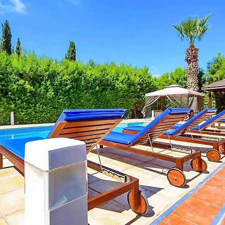 Artemisia Villa Peyia